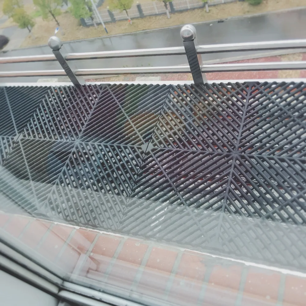 Balcony grating